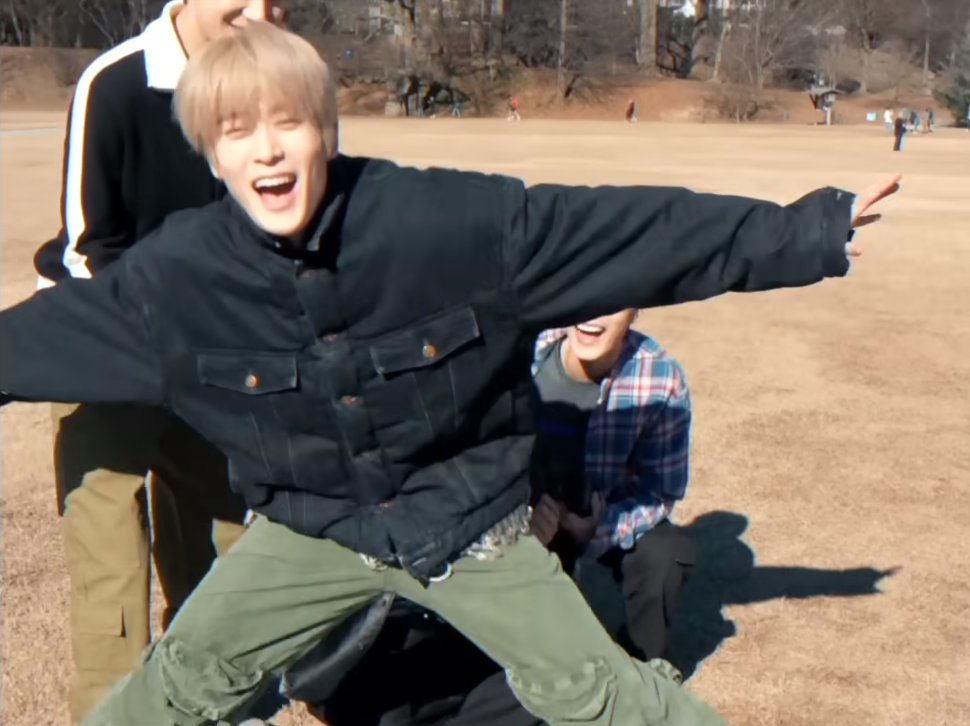 nct_myon127's tweet photo. その後マンネジェヒョンとマンネテイルによるドヨン隠しのオレがオレが始まるカオス😂
ジョンウが加わらないのも、らしいし
ドヨン草まみれだし(ジェヒョン躓くし)
突然テンション上がる二人がめちゃくちゃ面白いww
#NCT127 #JAEHYUN #TAEIL #DOYOUNG #JUNGWOO
#127TimeStops #SelfFilmedMV https://t.co/DA3isatOlU