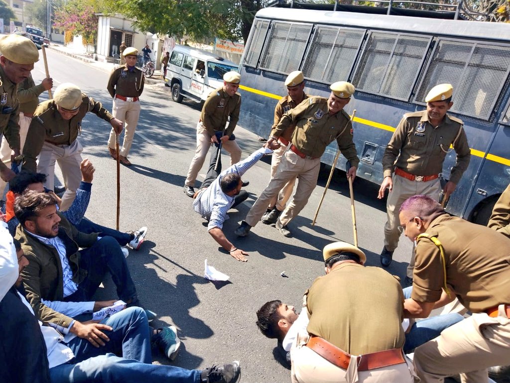 ABVPRaj's tweet photo. छात्रसंघ चुनाव के बाद अब कार्यालय उद्घाटन में सरकार का दखल!

छात्रसंघ कार्यालय उद्घाटन में स्थानीय विधायक को श���मिल करने की अनिवार्यता के तुगलकी फरमान के विरोध में अभाविप जयपुर के कार्यकर्ताओं द्वारा शिक्षा मंत्री के घर के बाहर प्रदर्शन किया।(1/2) https://t.co/UEY1VbFP8t