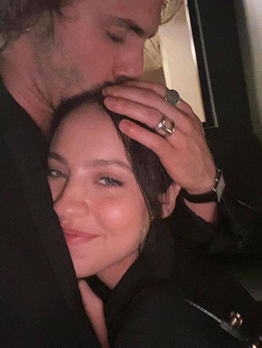 Aesthetic tweet media