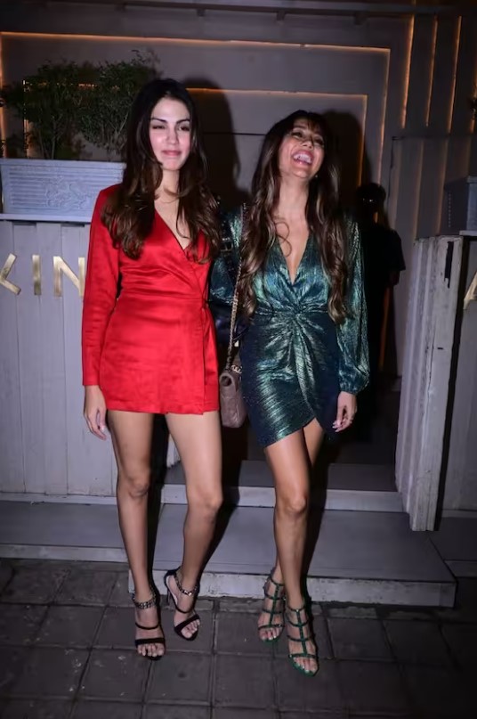 nextindiatimes's tweet image. रेड ड्रेस में बिजली गिराती नजर आईं Rhea Chakraborty, दिलकश अंदाज में Anusha Dandekar ने किया सभी को हैरान
#AnushaDandekar #RheaChakraborty #AshishChowdhry #nextindiatimes