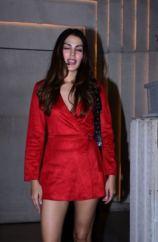 nextindiatimes's tweet image. रेड ड्रेस में बिजली गिराती नजर आईं Rhea Chakraborty, दिलकश अंदाज में Anusha Dandekar ने किया सभी को हैरान
#AnushaDandekar #RheaChakraborty #AshishChowdhry #nextindiatimes