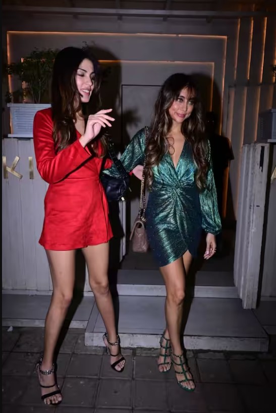 nextindiatimes's tweet image. रेड ड्रेस में बिजली गिराती नजर आईं Rhea Chakraborty, दिलकश अंदाज में Anusha Dandekar ने किया सभी को हैरान
#AnushaDandekar #RheaChakraborty #AshishChowdhry #nextindiatimes