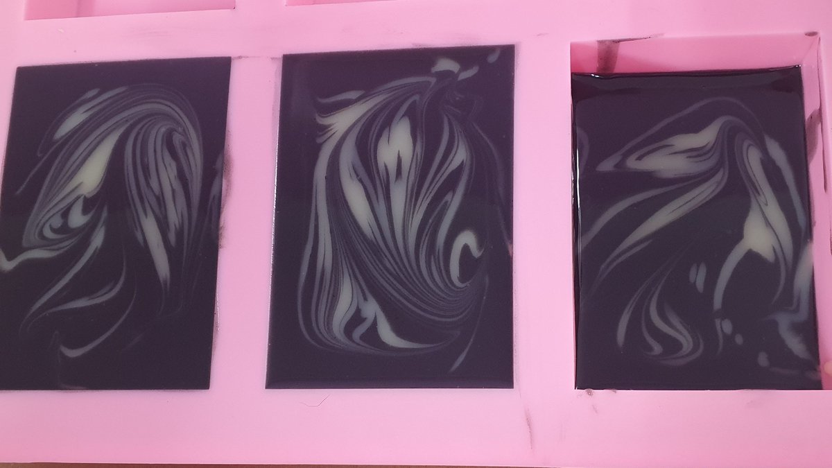 Pouring really *small* batches to make up samples - these lemongrass &amp; rosemary activated charcoal bars will be cut into 4 pieces each, to make up 25g guest soap bars. 
Lots of shaking and cursing happens when I make small batches 😏😅😝
#natural #guest #soap #vegan  #ecofriendly