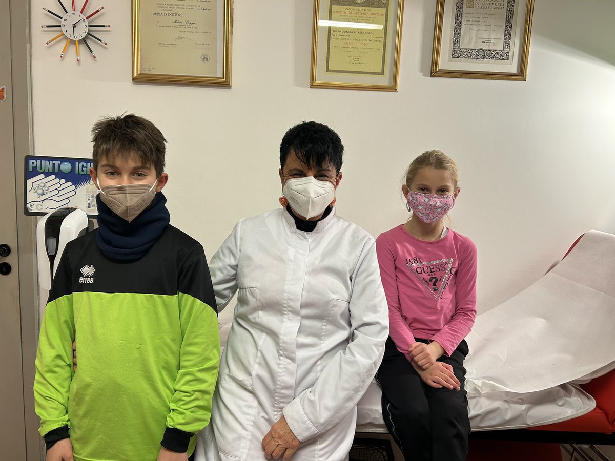ArcangelaG's tweet photo. #booster5-11 abbiamo cominciato ieri il booster nella fascia di età 5-11 aa nei bambini vaccinati con 2 dosi ecco i supereroi e la loro pediatra https://t.co/kHXJTOEzeO