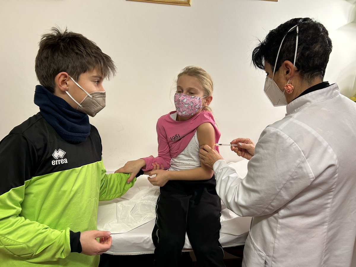 ArcangelaG's tweet photo. #booster5-11 abbiamo cominciato ieri il booster nella fascia di età 5-11 aa nei bambini vaccinati con 2 dosi ecco i supereroi e la loro pediatra https://t.co/kHXJTOEzeO