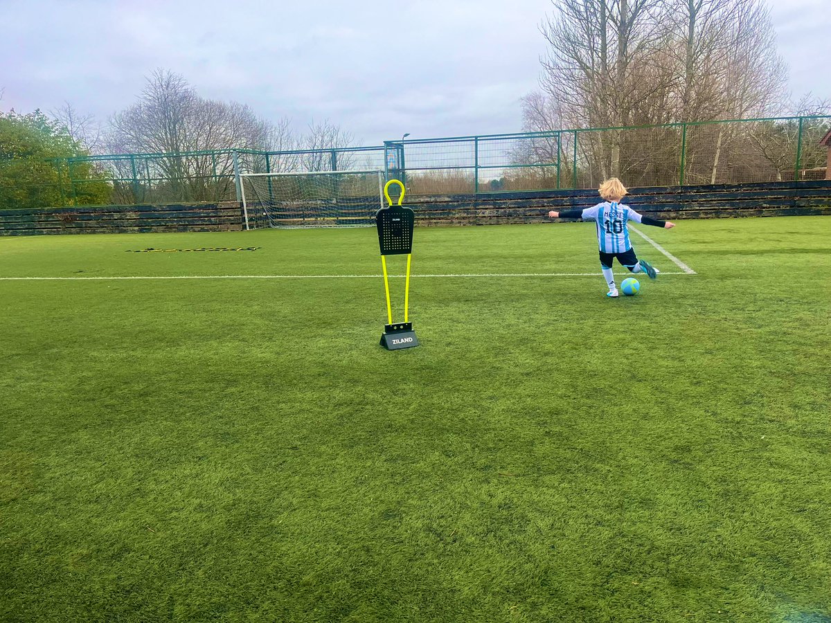 elite_ftbl's tweet photo. What more motivation do you need in a session than training with your twin brother?
Liam and Connor of @MuriestonUnited putting in the hard yards ahead of the new season π₯ #ftblelite https://t.co/ZyZ00L9pkg