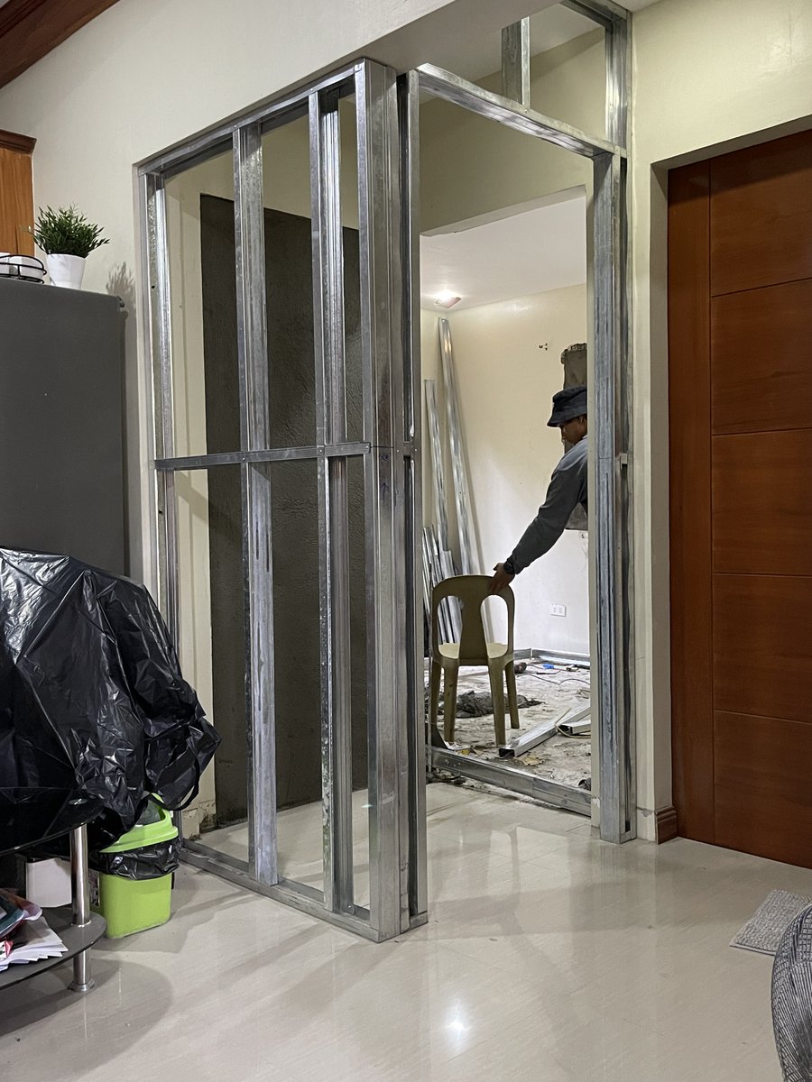 Day 3 of the final studio project. 🤩 It’s so satisfying to see that finished concrete wall and ante room frame! Hallelujah!🙌