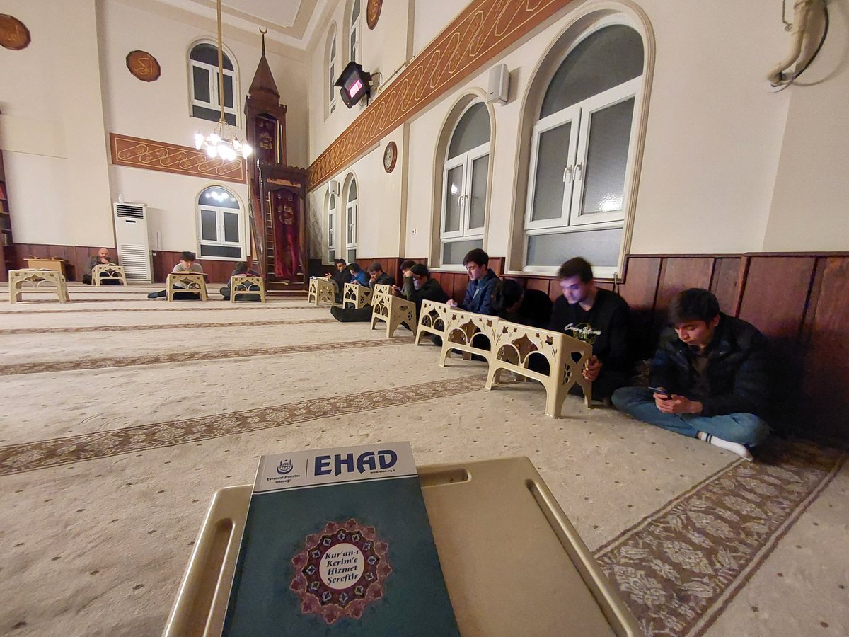 EhadKarabuk's tweet photo. Genç Hafız kardeşlerimizle Regaib kandilinde Kur'an-ı Kerim, sohbetler,  etkinlikler ve ikramlar ile geceyi beraber geçirdik. https://t.co/GL0pb8ZuSB