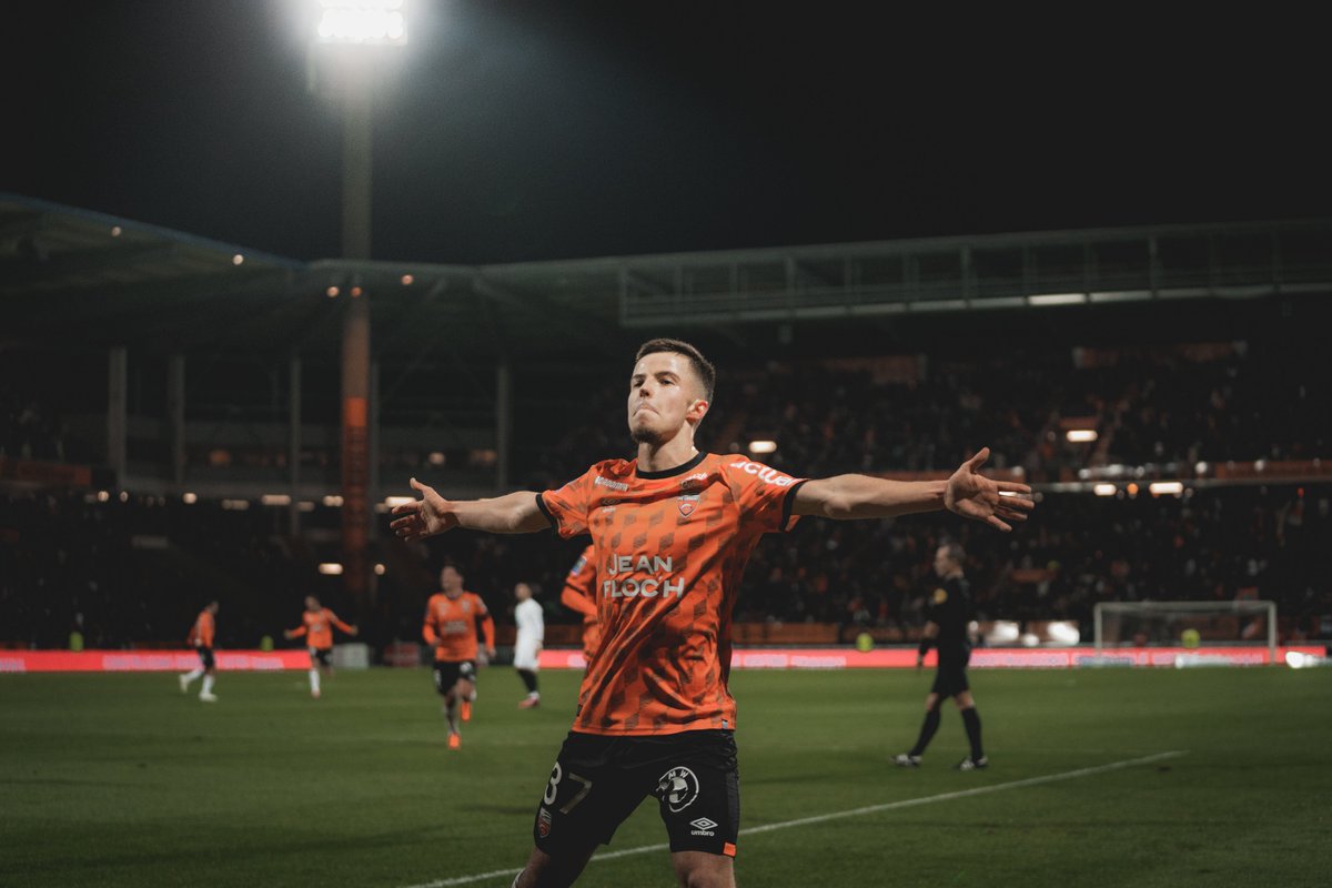 FCLorient's tweet photo. Le Merlu est un poisson marin, qui vit à de grandes profondeurs, jusqu'à 1 000 m. Il ne remonte vers la surface qu'à la nuit tombée. 𝐄𝐭 𝐩𝐚𝐫𝐟𝐨𝐢𝐬, 𝐢𝐥 𝐝𝐞́𝐩𝐥𝐨𝐢𝐞 𝐬𝐞𝐬 𝐚𝐢𝐥𝐞𝐬. https://t.co/jeWzPc6wWJ