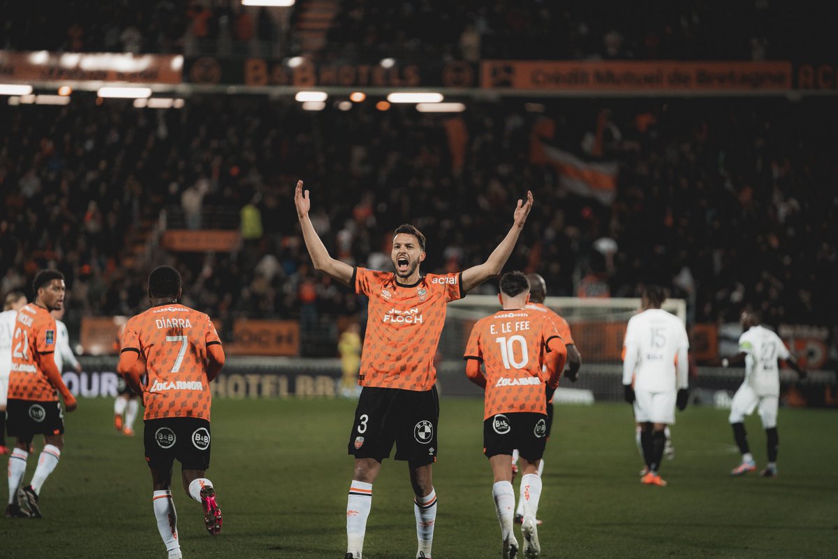 FCLorient's tweet photo. Le Merlu est un poisson marin, qui vit à de grandes profondeurs, jusqu'à 1 000 m. Il ne remonte vers la surface qu'à la nuit tombée. 𝐄𝐭 𝐩𝐚𝐫𝐟𝐨𝐢𝐬, 𝐢𝐥 𝐝𝐞́𝐩𝐥𝐨𝐢𝐞 𝐬𝐞𝐬 𝐚𝐢𝐥𝐞𝐬. https://t.co/jeWzPc6wWJ