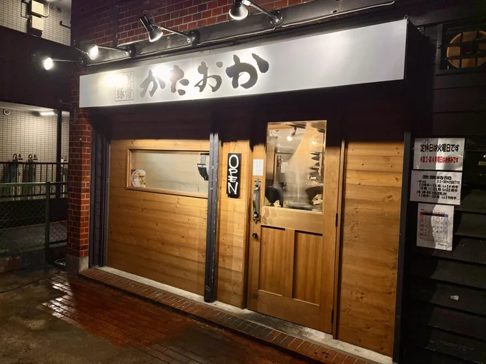 頂美豚骨かたおかの背脂ラーメン
背脂系でいながら塩豚骨系みたいなのでしっかりコクがあるのに優しい味
あまり重くならないのがよき 