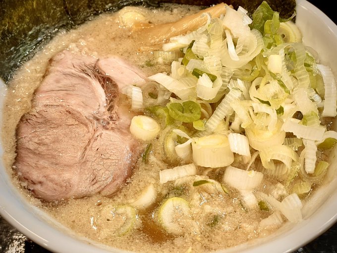 頂美豚骨かたおかの背脂ラーメン
背脂系でいながら塩豚骨系みたいなのでしっかりコクがあるのに優しい味
あまり重くならないのがよき 