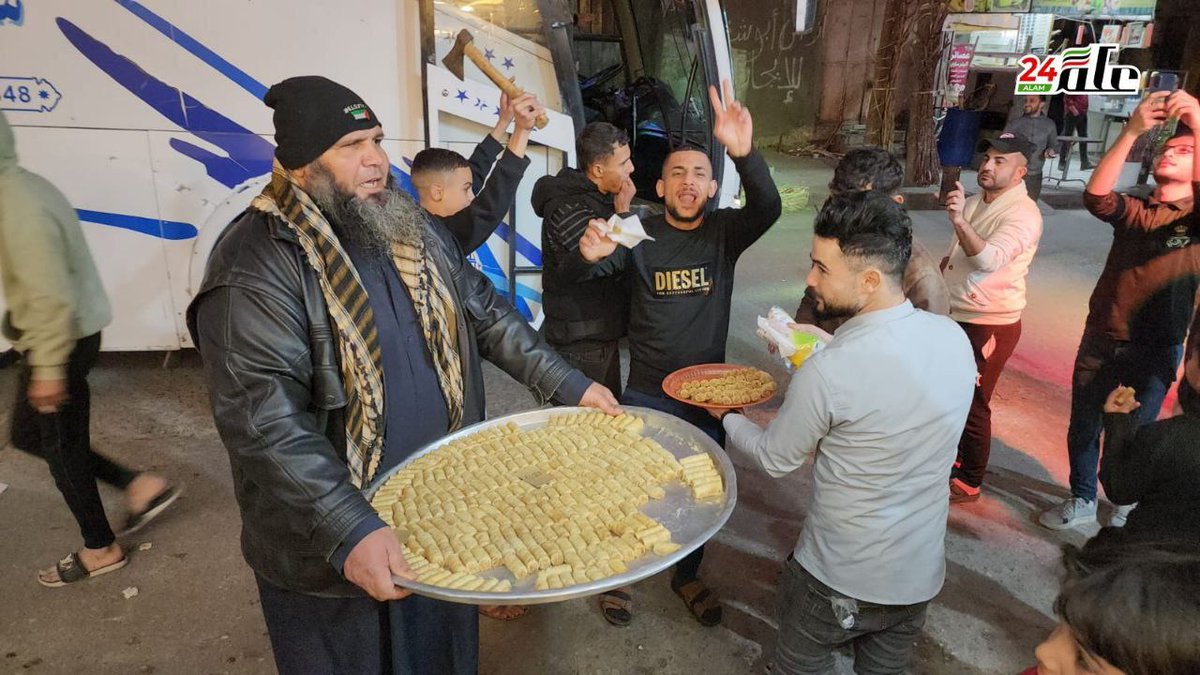 تهوع آور: پخش شیرینی در غزه بعد از حمله تروریستی علیه نیایش‌گران یهودی در کنیسا اورشليم و کشته شدن هفت انسان بی‌گناه.