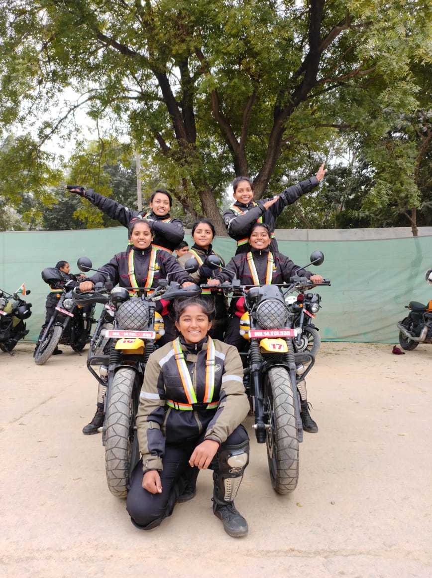 solanki_kunika's tweet photo. Girls Gang 😎😎 Kisi Ne Kaha Ki Nari Sakshm Nahi...Wo Samarthvan Hi Hai.. Agar Nari Man Se Ye Jan Le😌 To...Duniya Ko Apane Aap Maan Na Hi Pade Ga....😌🌹 #NariShkti #DandiSeDelhi #SoltToSoftWare #jawayezdimotorcycles https://t.co/UdNz5pKawq