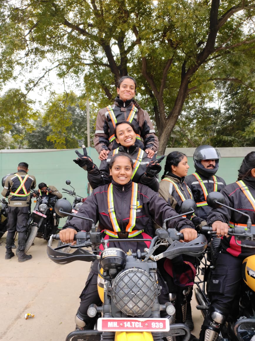 solanki_kunika's tweet photo. Girls Gang 😎😎 Kisi Ne Kaha Ki Nari Sakshm Nahi...Wo Samarthvan Hi Hai.. Agar Nari Man Se Ye Jan Le😌 To...Duniya Ko Apane Aap Maan Na Hi Pade Ga....😌🌹 #NariShkti #DandiSeDelhi #SoltToSoftWare #jawayezdimotorcycles https://t.co/UdNz5pKawq