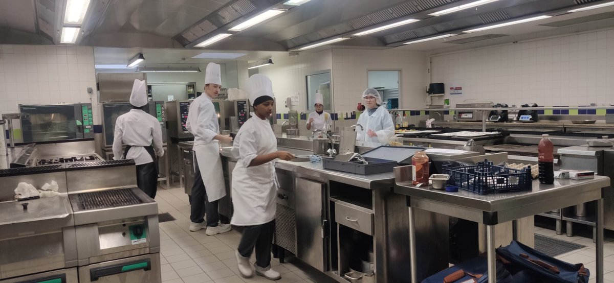 Lautreamont65's tweet photo. Visite VIP de notre lycée pour les élèves de l'#Ulis du clg Maubourguet avec une jolie surprise préparée et servie fièrement par nos élèves CAP cuisine et service : un repas American street food🇺🇸 @DSDEN65 @VoiePROToulouse @actoulouse @departementhapy https://t.co/G4SVmEeNn2