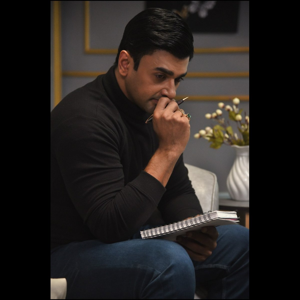 AtrangiiSocial's tweet image. Johri's work mode on.
.
.
.
#johri #johrionatrangii #diamondking #workmode #nishantsinghmalkhani #Trending #atrangiitvandapp #Webseries