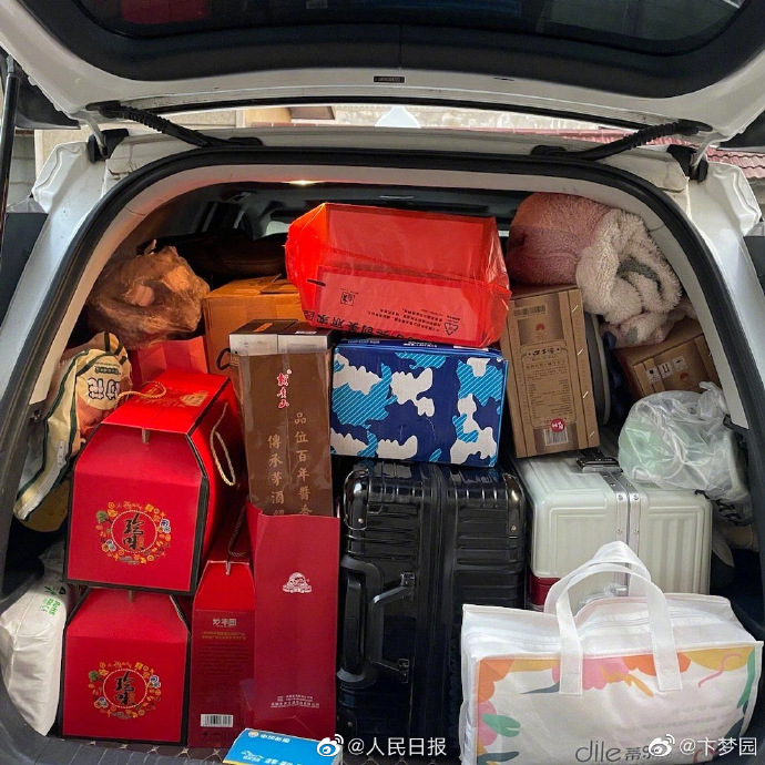 PDChinese's tweet photo. 【離家時爸媽裝的後備箱 滿滿當當都是愛】春節假期已結束，許多網友曬出離家的行李箱和後備箱。大米蔬果、零食土特產……有種愛叫“爸媽覺得後備箱還能塞”。世界再大，別忘了還有他們在等你回家。帶著家人的愛，勇敢出發！ https://t.co/iFPZxt6SRr