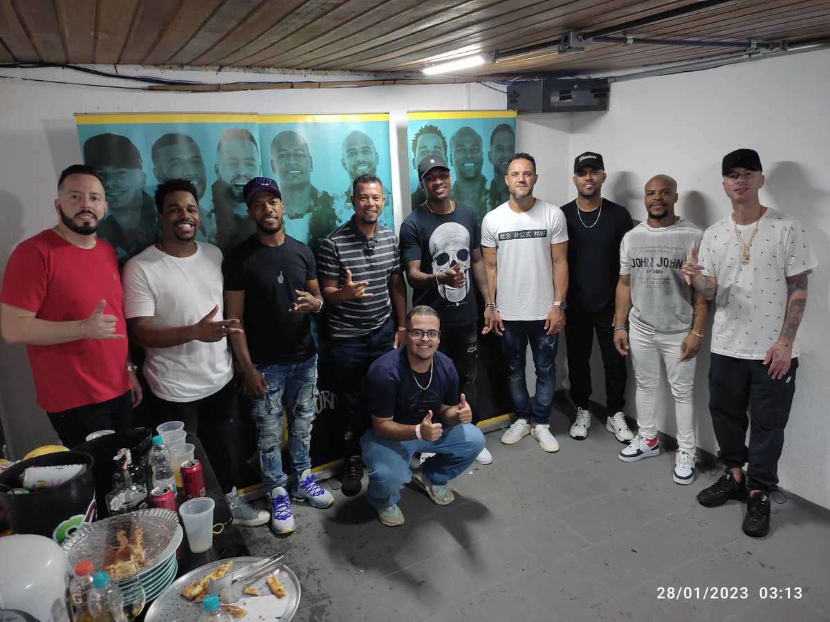 Edenilson_1985's tweet photo. Aquela Show Top e não podia falta aquela foto... #TurmaDoPagode 🎤🎵🎼😉 https://t.co/yEvqHGlMSV