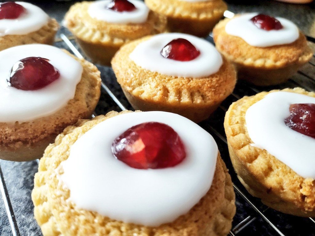 Last night I lost my job due to the company I work for ceasing to trade 😞
I'd appreciate any likes or RTs to share my baking around and hopefully get some orders in! 💕
P@treon is also still available to join for February and raffle is still open! 
patreon.com/LozsBakingComp…