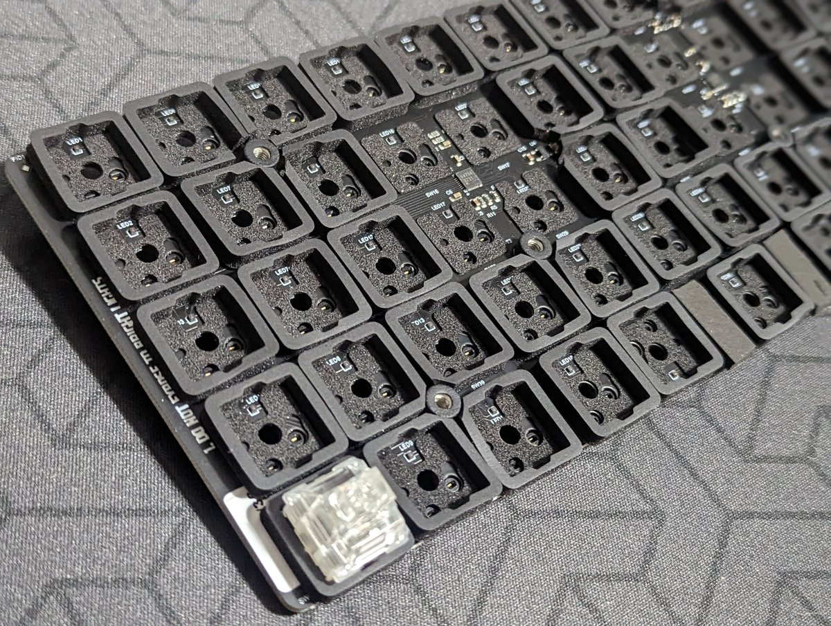 techmech_'s tweet photo. 久しぶりにGK6を箱から出してメンテナンス。
スイッチをTTC Frozen Switch V2に変更して、さらにPCBにもポロンスポンジを追加、気になっていた反響音が無くなったので満足!
久しぶりに仕事用に使ってみる予定。
#GizmoEngineering #GK6 #keyboard #olkb https://t.co/DO8fEDkt8J