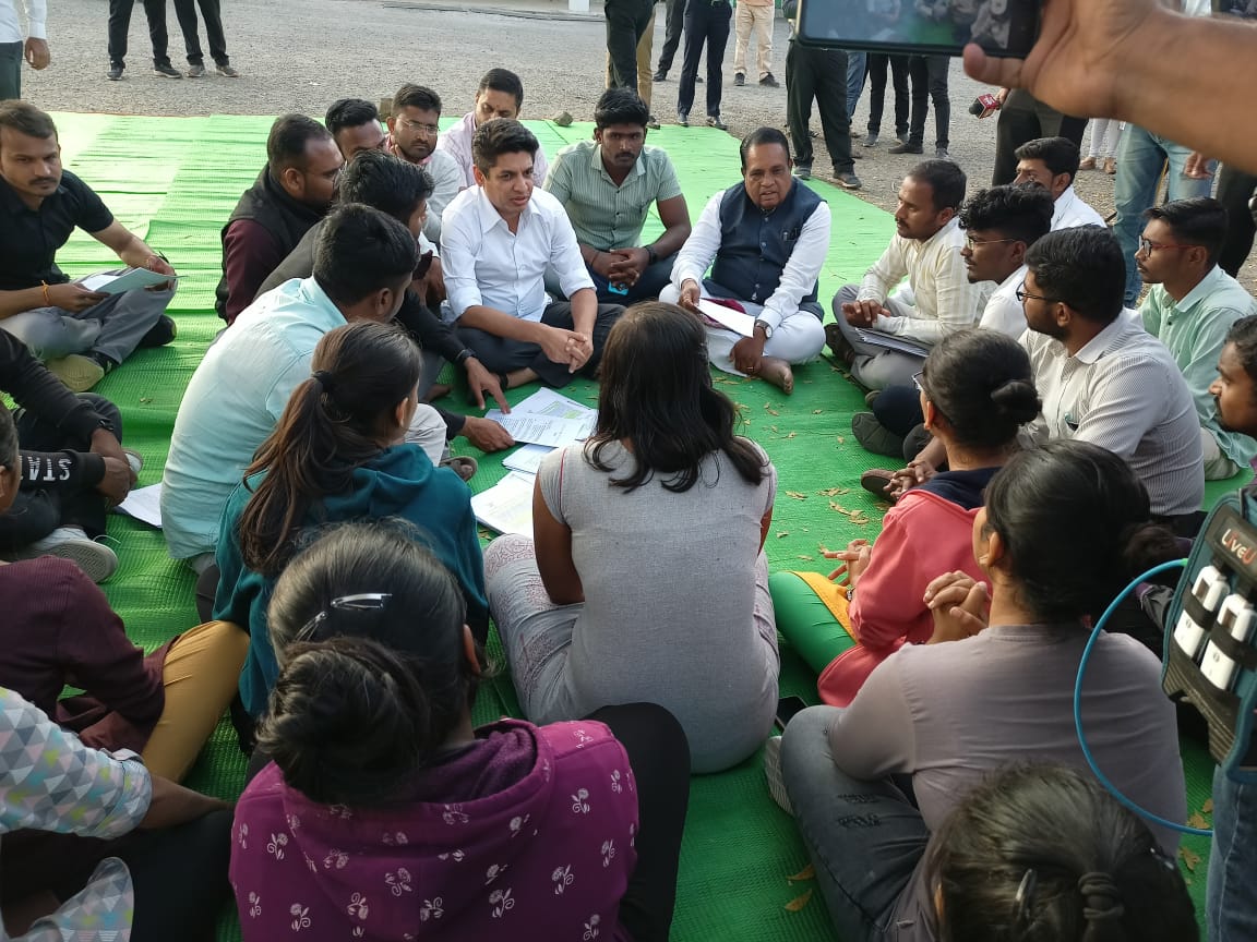 _Ritika_03's tweet photo. #JusticeForAgrilEngg
नाशिक पदवीधर मतदारसंघाचे उमेदवार मा. सत्यजित तांबे यांनी आज आंदोलनस्थळी भेट देऊन कृषी अभियांत्रिकीच्या विद्यार्थ्यांच्या मागण्या समजावून घेतल्या व या मागण्यांवर तोडगा काढण्यासाठी वरिष्ठांशी चर्चा केली. @satyajeettambe @mieknathshinde @Dev_Fadnavis https://t.co/pZPO2EbkqL