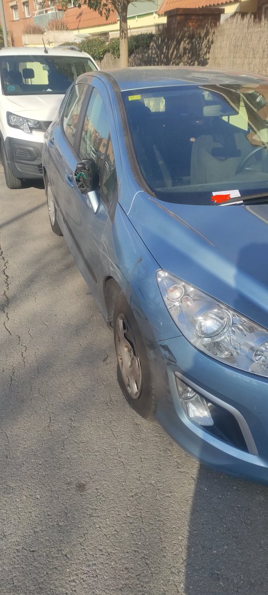 luispinguinus's tweet photo. @JuntsRubi @AjRubi Pues la cosa sigue igual... un dia de estos ocurrira algo grave y vendran las lamentaciones pir no haber hecho algo en su dia. Esta calle es estrecha para pasar 2 coches, que ademas alguno pasa muy rapido, y es calle de transito de colegio... hay que ponerla de un solo sentido. https://t.co/Ibjn3bheHM