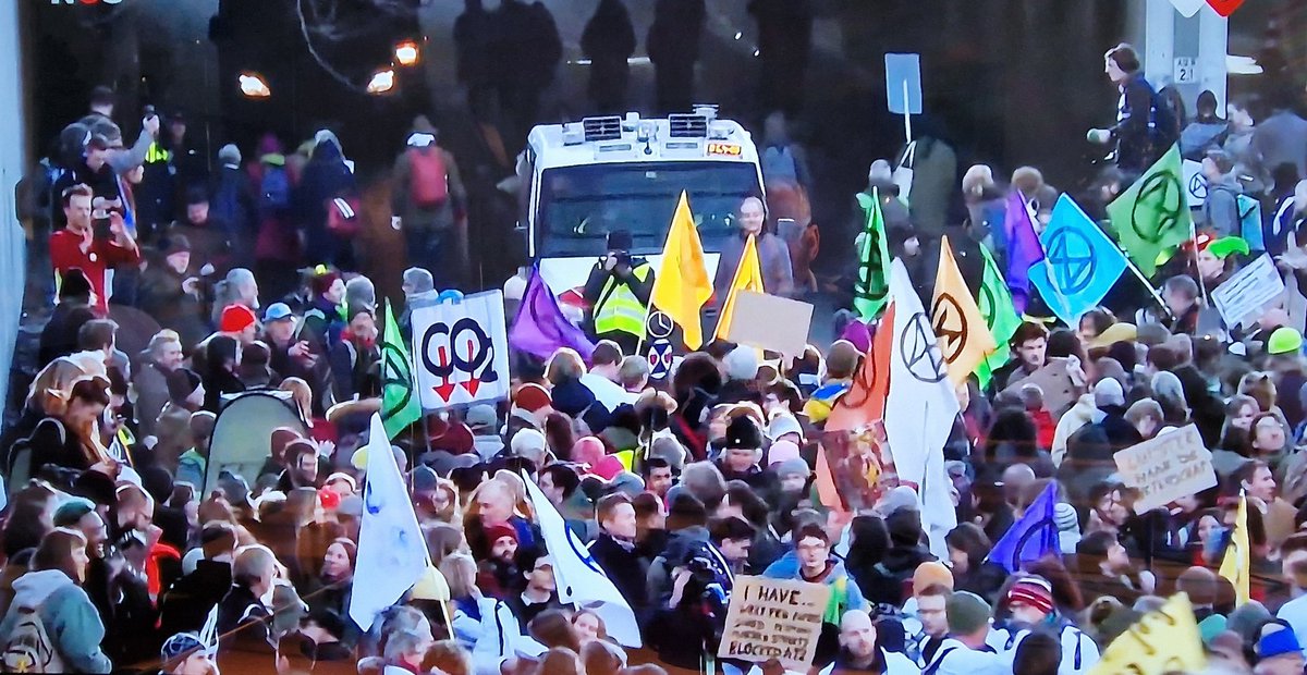 marcelbar8's tweet photo. De selectieve verontwaardiging rond de aktie van #ExtinctionRebellion op de A12 in Den Haag is me 'n doorn in 't oog. Toen boeren de snelwegen blokkeerden muisstil. Terwijl díe alleen hun eigen belang in 't vizier hebben en klimaatactivisten bezorgd zijn om de aarde én mensheid. https://t.co/aUAnMTsi78