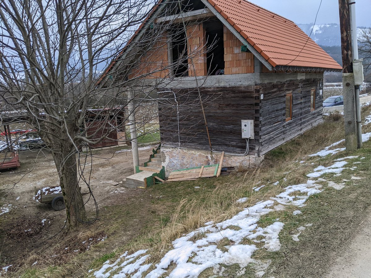 michal_pavlasek's tweet photo. No čo povieš na tento vidiecky brutaluzmus @tina_ad_ 😁. A celkovo by som chcel vidieť statika, čo toto prepočítal 😁😁😁
#konhora #varin https://t.co/pIP5TDKwuA