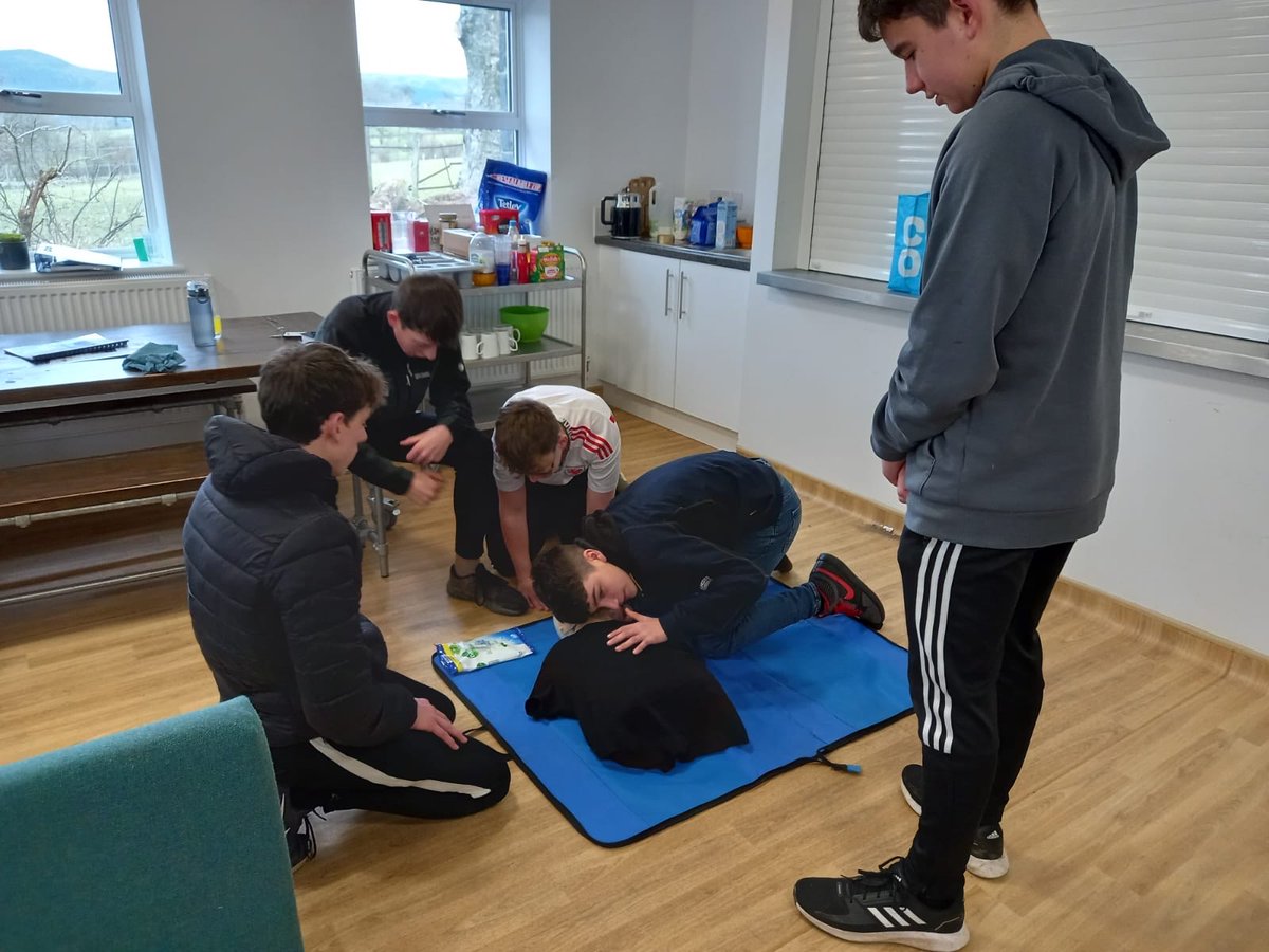 Urddieuenctid's tweet photo. Cwrs Cymorth Cyntaf Sylfaenol ar gyfer y criw ar y cwrs #swogio
#urddieuenctid #hyfforddi #cymhwyster #datblygupoblifanc https://t.co/8SDMReRogH