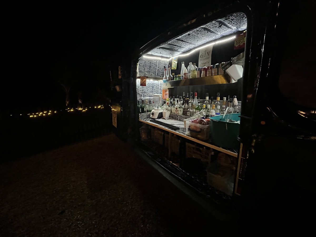 Mixing_Link's tweet photo. Who’s ordered a #delivery for tonight? 🙋🏻‍♂️🙋🏾‍♀️🙋🏼‍♂️🙎🏼‍♀️

All #cocktails are made fresh on arrival, nothing we do is pre made! 👏🏼

We still have some space for deliveries for #February &amp; #March, if you want a delivery please dm the page and we will get you booked in.📱 https://t.co/HTZLJanUWb