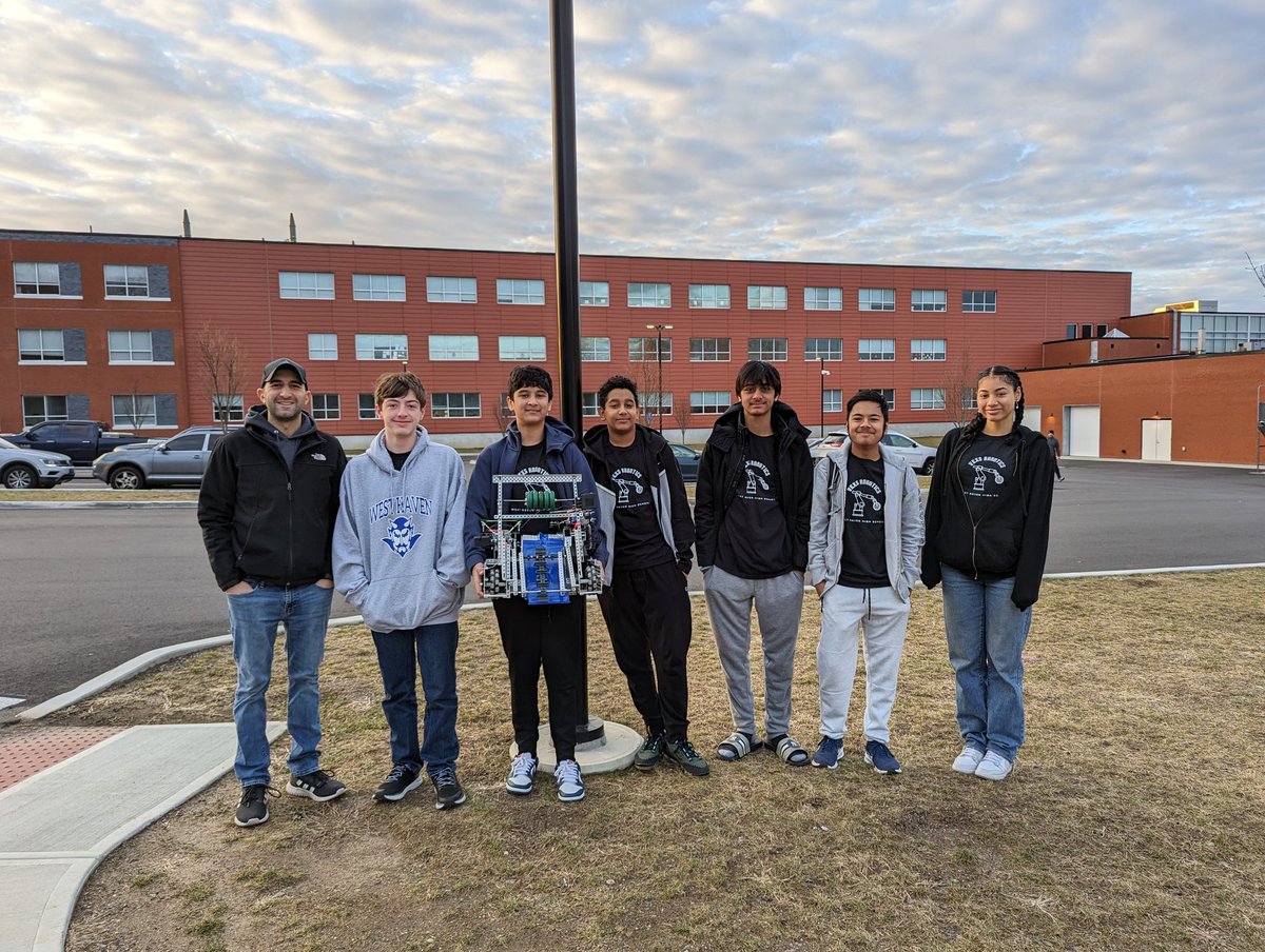 RamblingsLMS's tweet photo. Good luck to the #thisiswhhs @whschools #robotics team & their bot Blue Thunder as they travel to Middletown today!
#teammom
#proudmom https://t.co/m7uMsDekWb