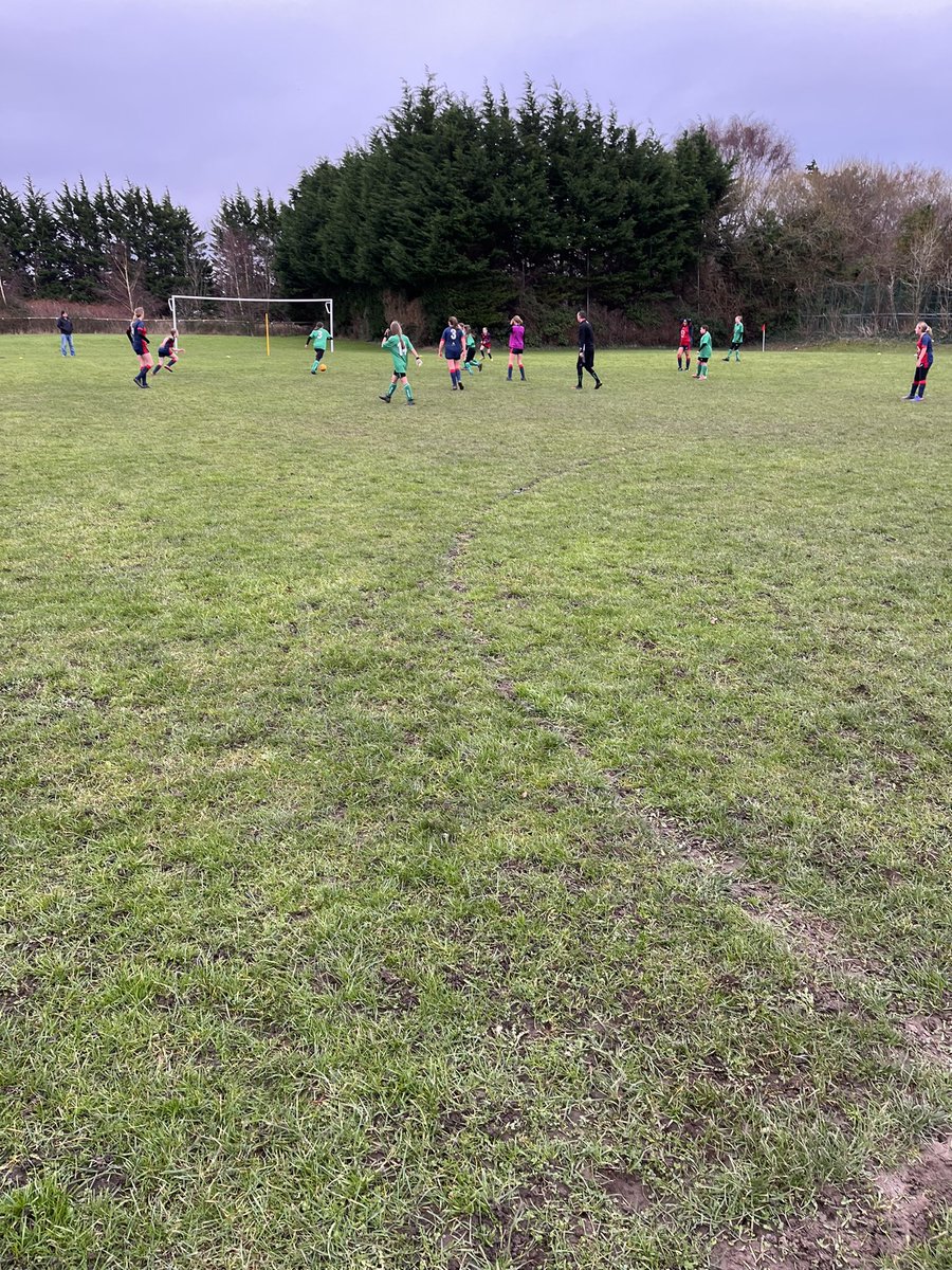 Great win for u13s with some fantastic goals.
We were slow to get started… as always but we soon got in the swing, and the passing was fab 

Goals Mia ⚽️⚽️
Emily ⚽️⚽️⚽️
Annie ⚽️⚽️
Gabija ⚽️⚽️
Lily ⚽️
POM Emily 
Managers player Annie 
👏🏼👏🏼