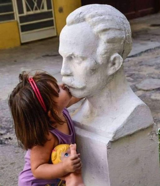 CdiRaul's tweet photo. Si alguien pretende deshonrar al más invencible de los ejércitos, el de batas blancas de Cuba, se equivoca, porque es el más noble y humano del mundo. 

#MartíVive 
#CubaPorLaVida  #JuntarYVencer  #MartíEntreNosotros
#SuAntorchaMiFuerza https://t.co/OcIBPkPUXo