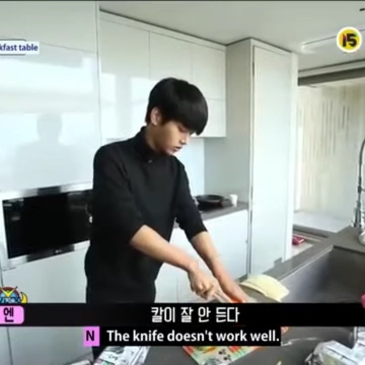 MomentWithVIXX's tweet photo. When Hakyeon use steak knife to cut carrot 😂 https://t.co/7Py8tSwQnF