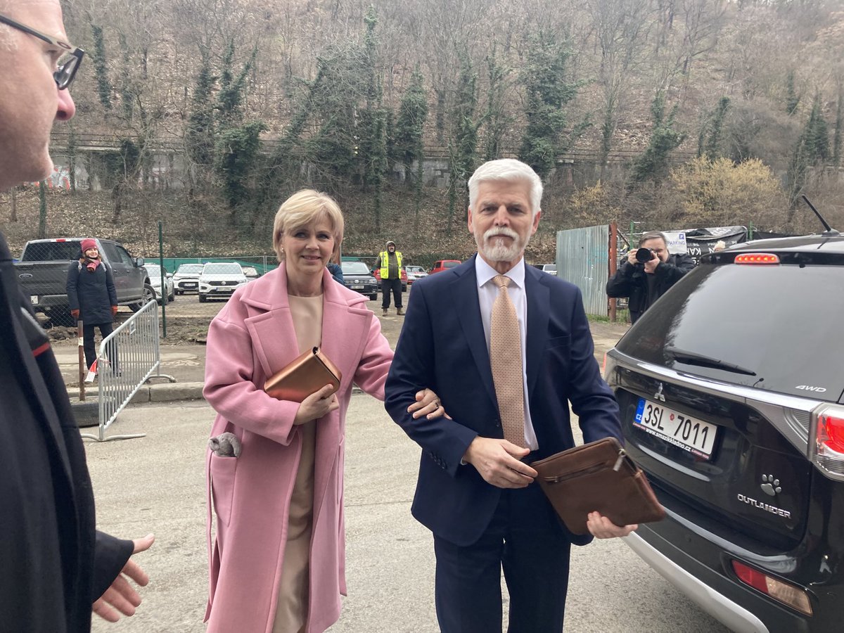 R_Bartonicek's tweet photo. Petr Pavel s manželkou právě dorazili do volebního štábu. Díky, že sledujete zpravodajství ⁦@Aktualnecz⁩ https://t.co/HV9H10TSev