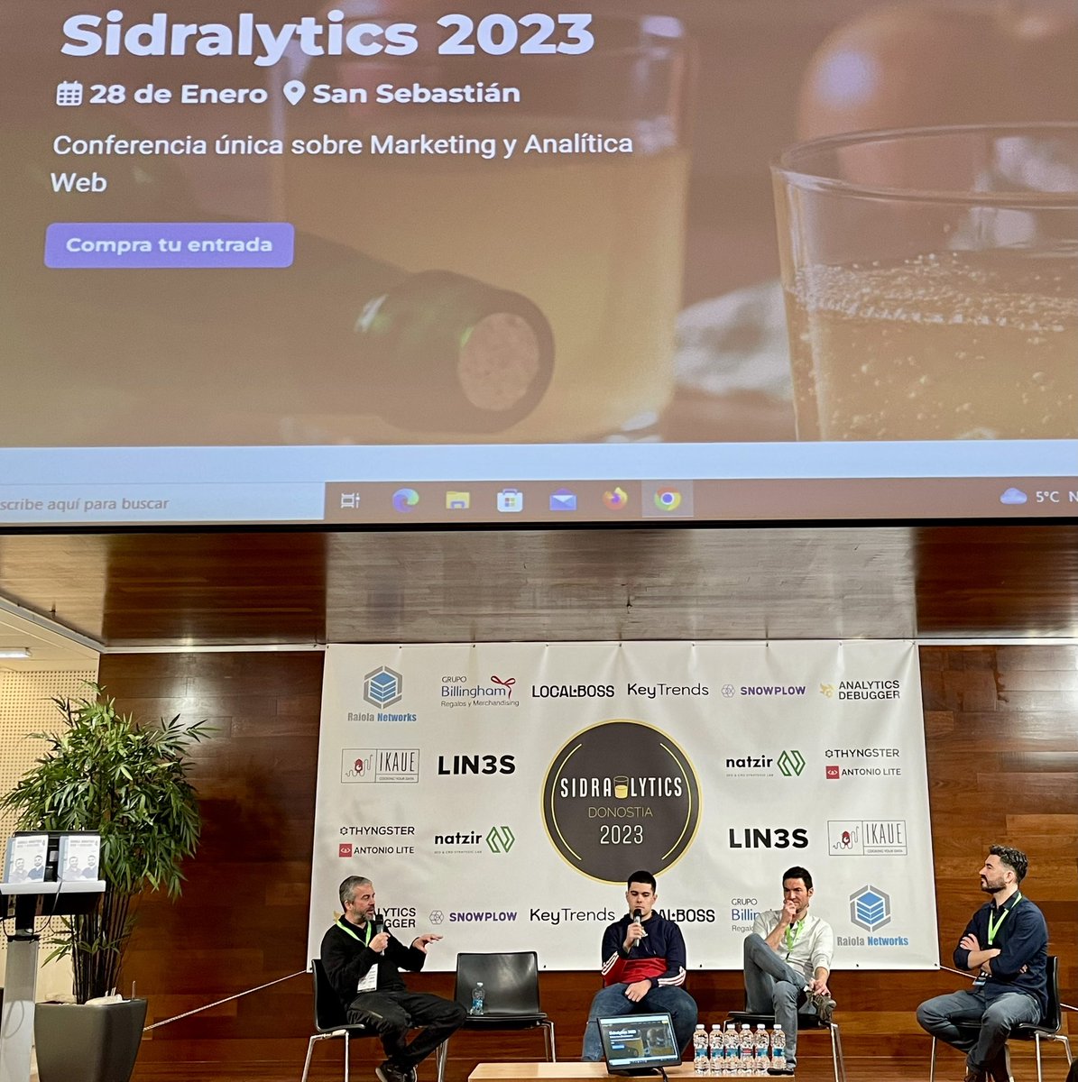 Finalizando el evento con el panel de discusión de #sidralytics, hablando de IA. <a href="/seovision/">Dani Pinillos Carrasco</a> @xavier_colomes <a href="/seostratega/">Juan González Villa</a> <a href="/manu__martinm/">Manuel Martín</a>
