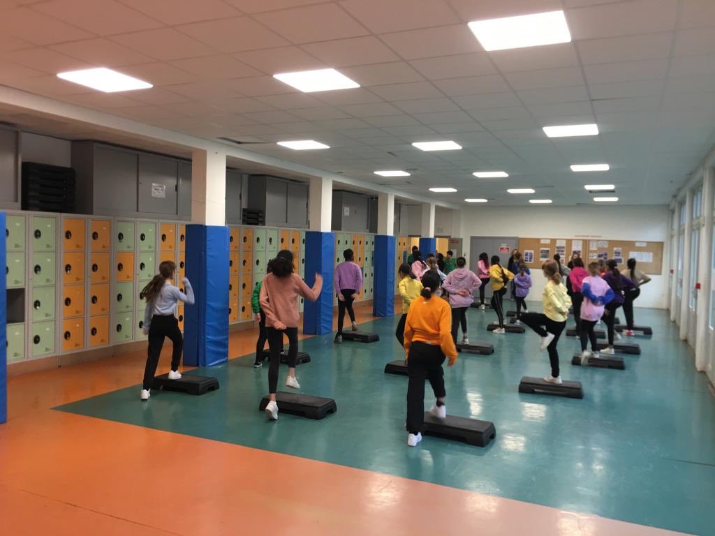 CollgeCourteli1's tweet image. Encore un grand succès pour la journée portes ouvertes du collège! Les élèves ambassadeurs et enseignants ont pu mettre en valeur et expliquer leurs nombreux projets devant les futurs 6èmes et leurs parents! @Academie_Paris @Mairie12Paris