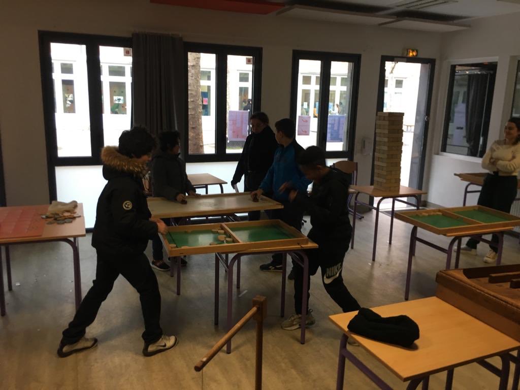 CollgeCourteli1's tweet image. Encore un grand succès pour la journée portes ouvertes du collège! Les élèves ambassadeurs et enseignants ont pu mettre en valeur et expliquer leurs nombreux projets devant les futurs 6èmes et leurs parents! @Academie_Paris @Mairie12Paris