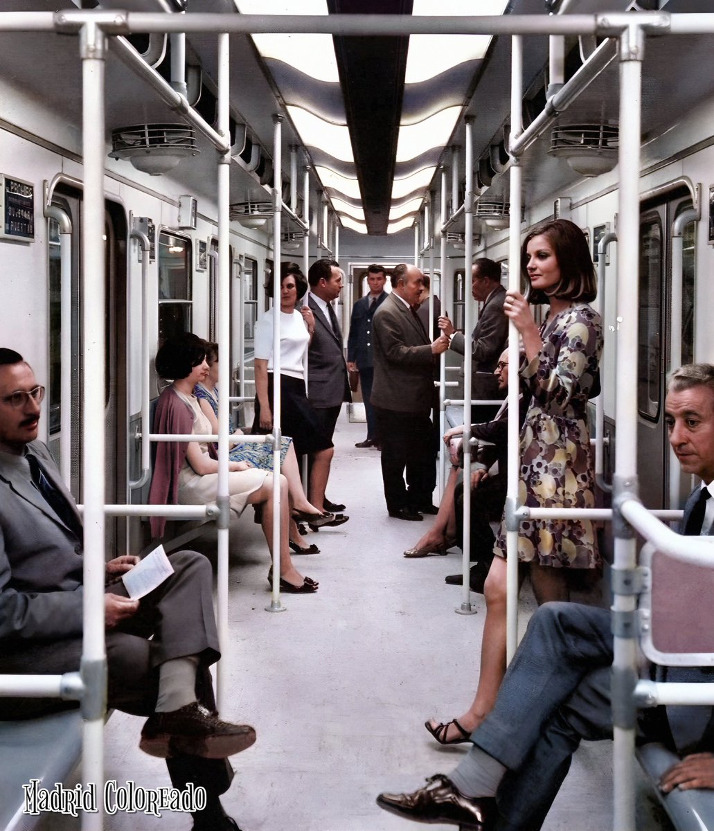 Interior de un vagón del metro hacia 1965. Archivo de Metro de Madrid.