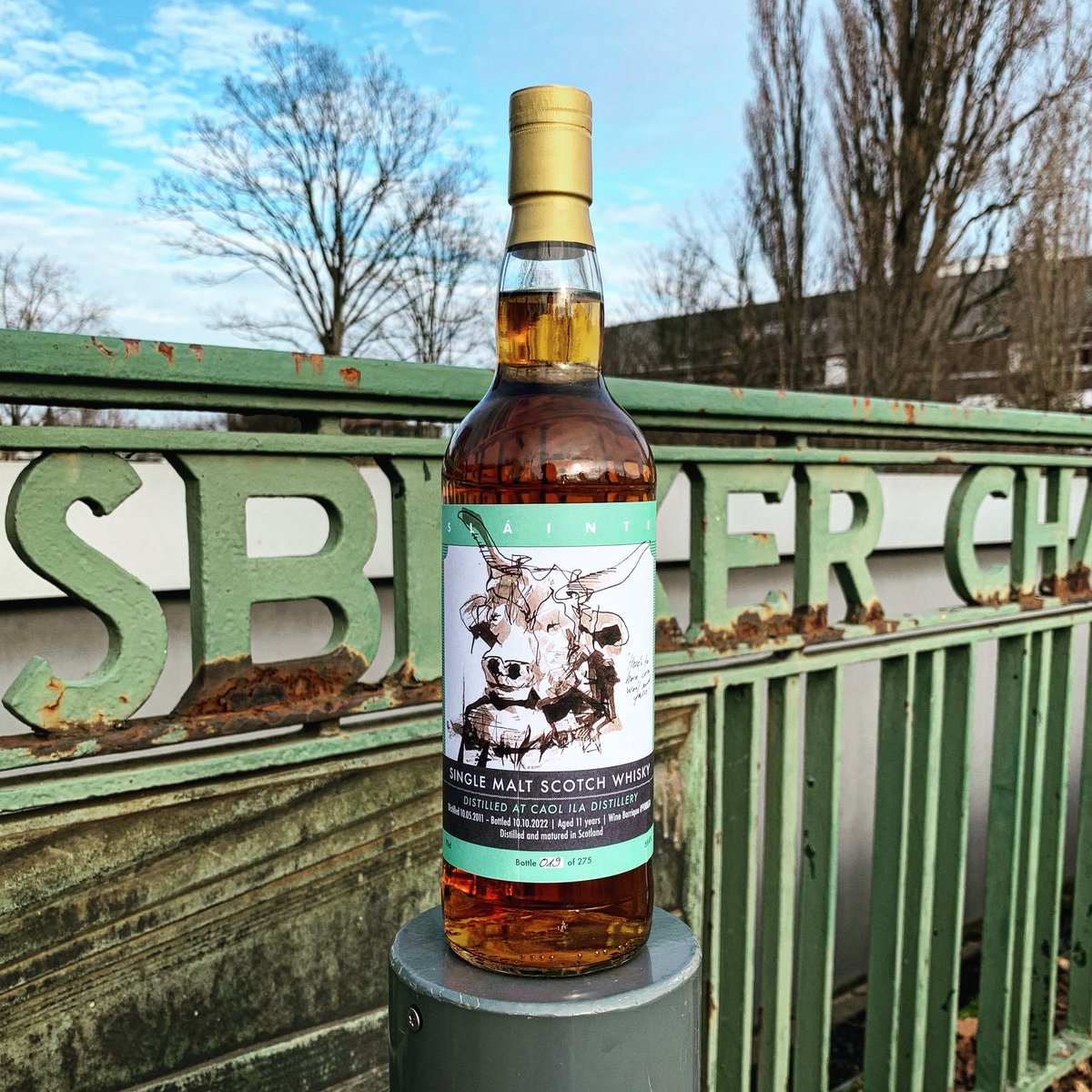 tooobi_hh's tweet photo. One of the highlights of my visit to #HanseSpirit on Thursday was this #CaolIla 11yo from a wine barrique, released exclusively via #Flickenschild & #Whizita! I found it to be rich with BBQ reak, honey glaze, berry mix, wood char, and – of course – ashy #Islay smoke! 💨 https://t.co/n53pvE3n2s