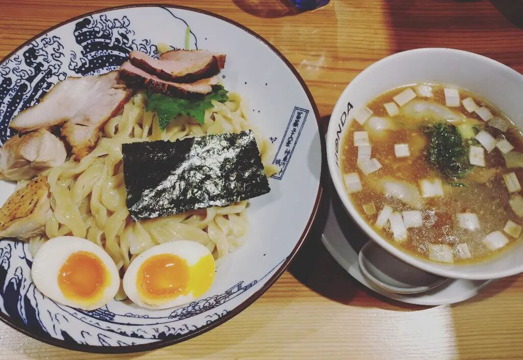 ramen36524's tweet photo. 本田麺業 自家製手揉みつけ麺 麺処ほん田グループの現3店目がオープン。平打ち手もみ麺が特徴で、まるできしめんの様。藻塩や鶏・鴨などのトッピングで大盛でも美味しく完食。 #神田 #つけ麺 #ラーメン #ramen https://t.co/lFlwKYeaRx https://t.co/uEugVlZSX4
