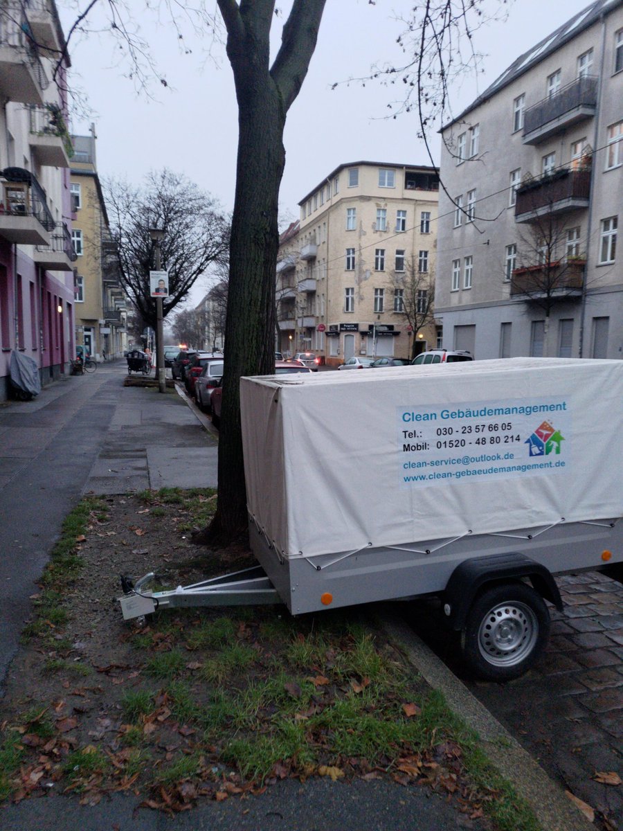 Hey Ordnungsamt, ihr wisst ja bescheid wegen dem Anhänger der verbotenerweise die Baumscheibe "nutzt". Wie lange bleibt das jetzt so auf der Fanningerstraße? <a href="/BaLichtenberg/">Bezirksamt Libg</a>