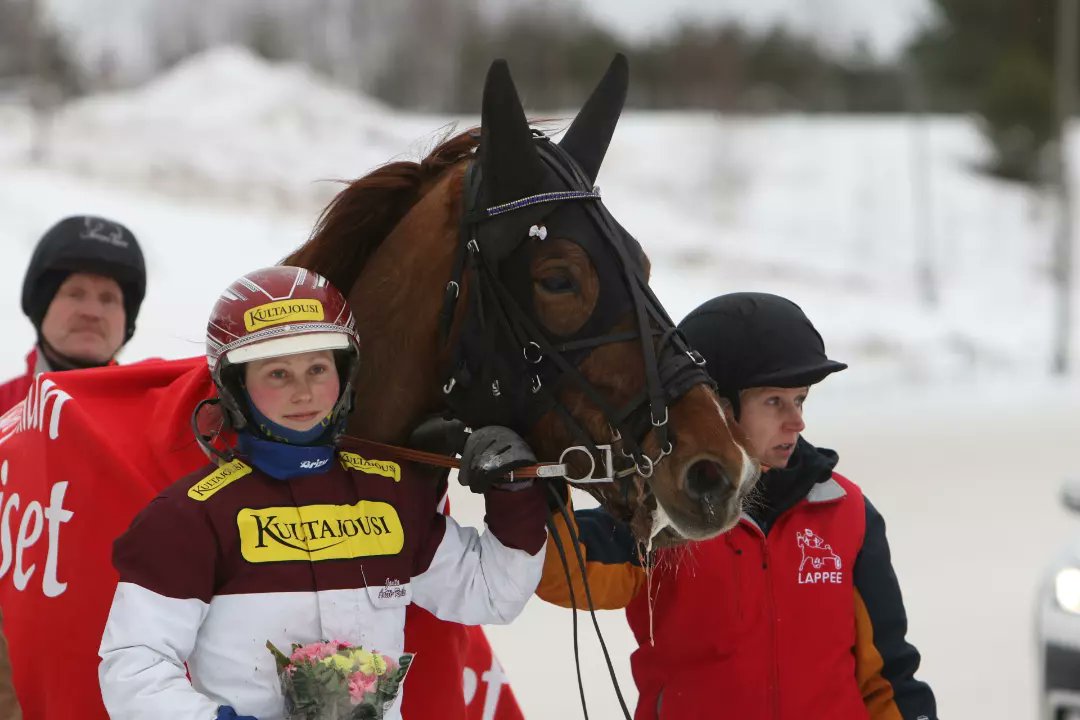 Janita Antti-Roikolle päivän toinen voitto Pirttilän Niilon rattailla Etelä-Karjalan ravinaisten lähdössä! #ravit #lappeenravit #lappeenravirata
