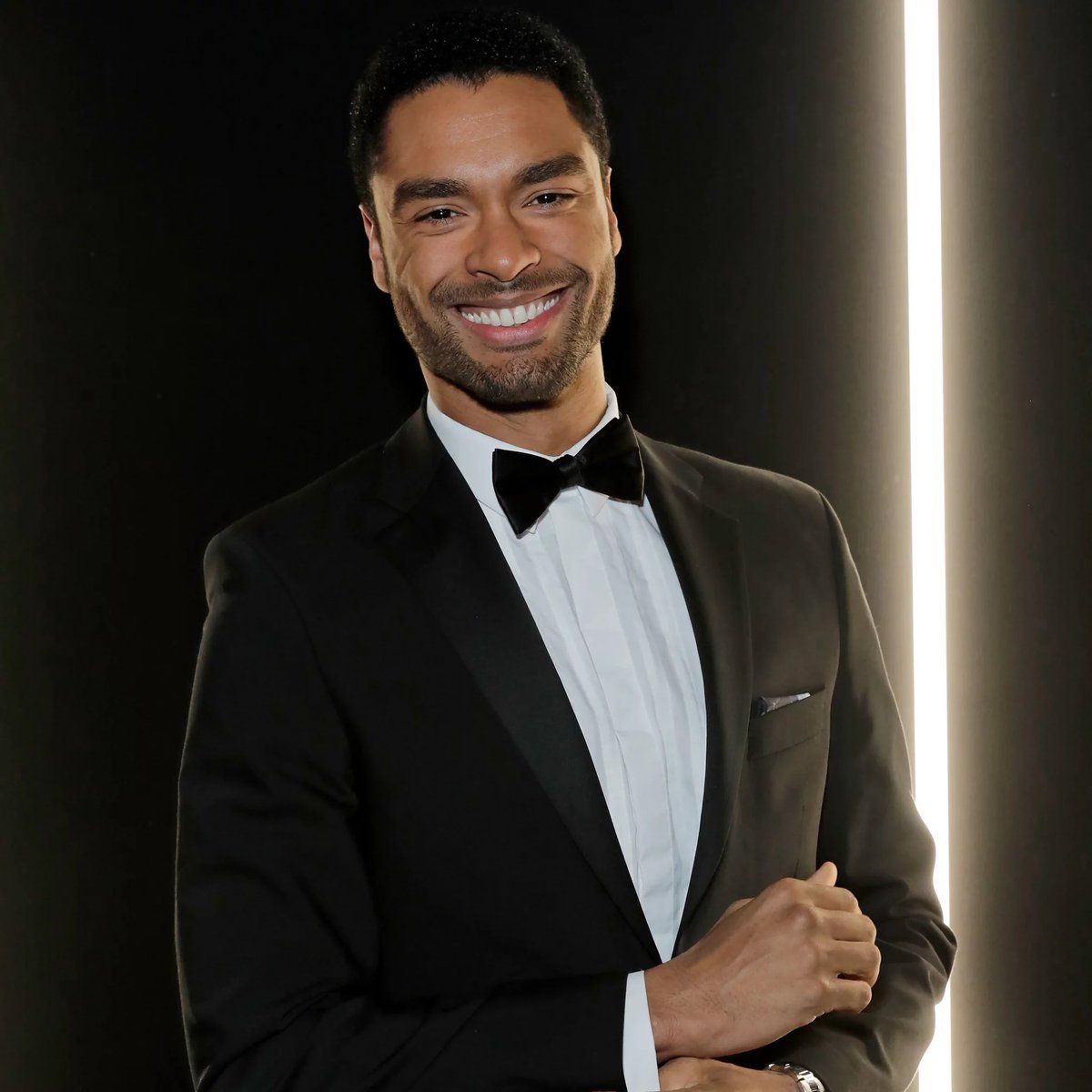 GossipRoomOff's tweet photo. 🚨 L'acteur Regé-Jean Page, connu notamment dans la série "La Chronique des #Bridgerton" sur Netflix, a été désigné comme l'homme le plus beau du monde... selon la science ! 🧬 (via Madame Figaro) https://t.co/S7sd3nOHHc