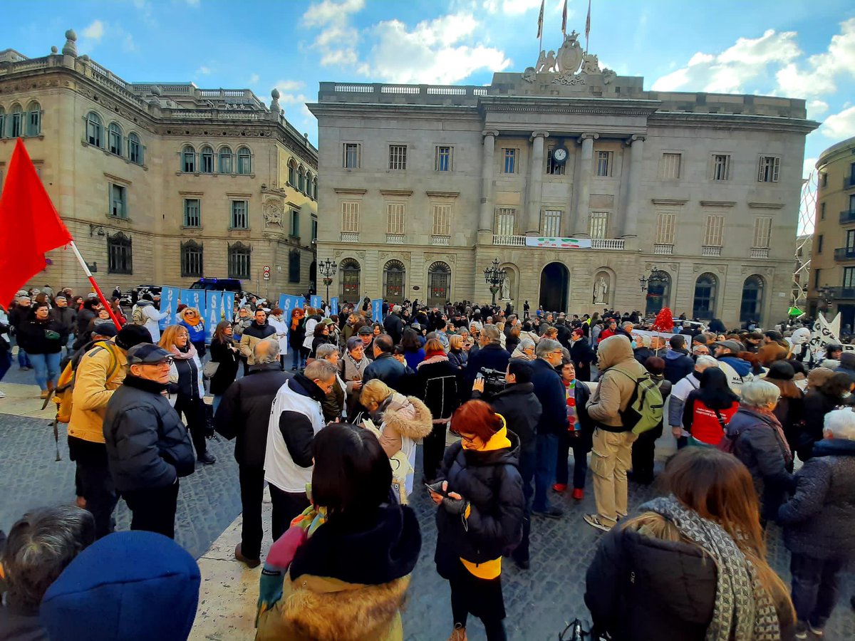 laia_marsal's tweet photo. Avui hem tornat a sortir al carrer! Per defensar una sanitat i una educació pública de qualitat 💪🏼@CatInfermeres @MesaSanitat #vagaSanitat https://t.co/3Wqu4Ij0FP