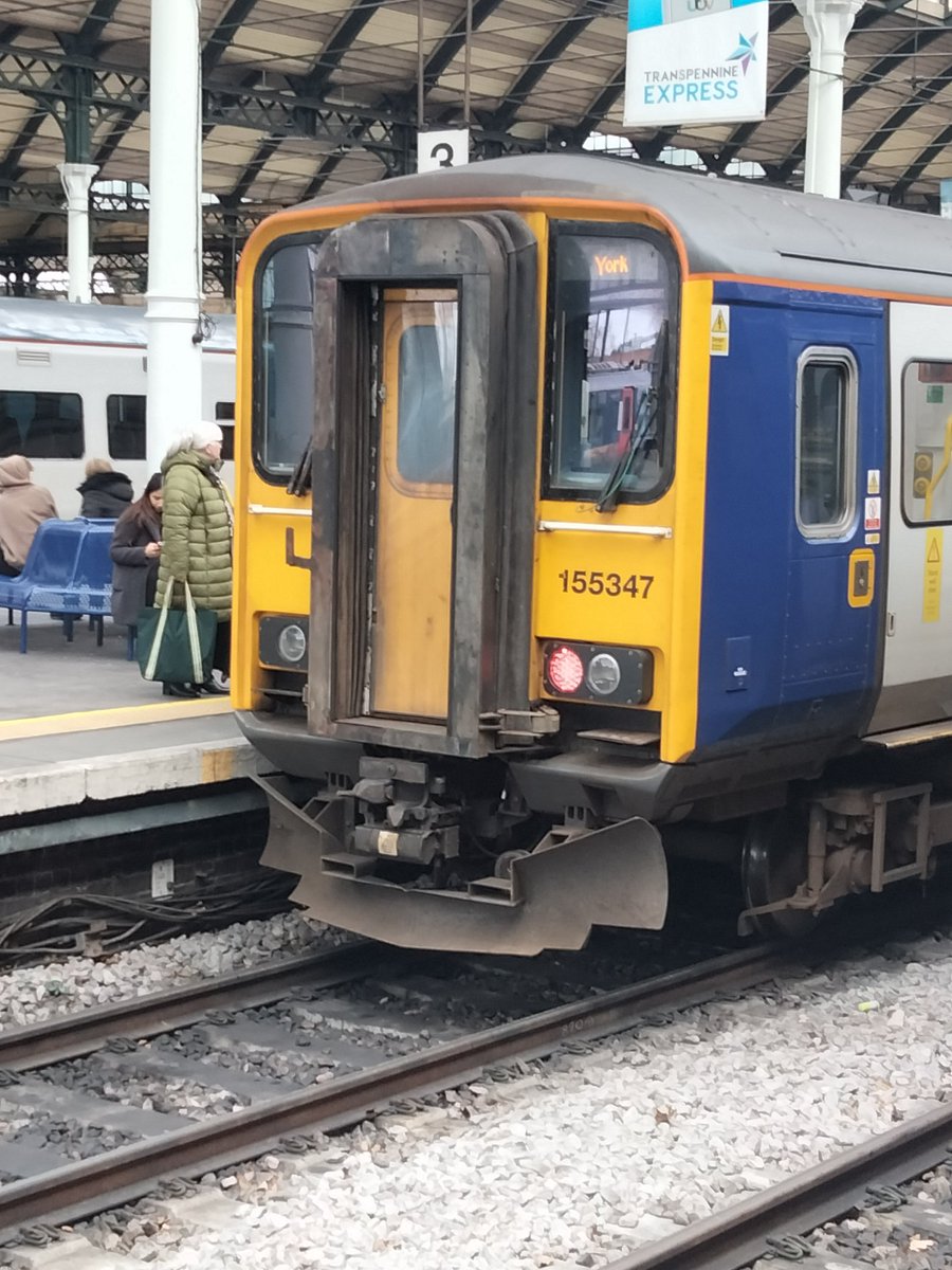 Harrod15S's tweet image. Northern 155347 at Hull this lunchtime, rivetting 😉
#northern #class155 #TRAIN #Hull