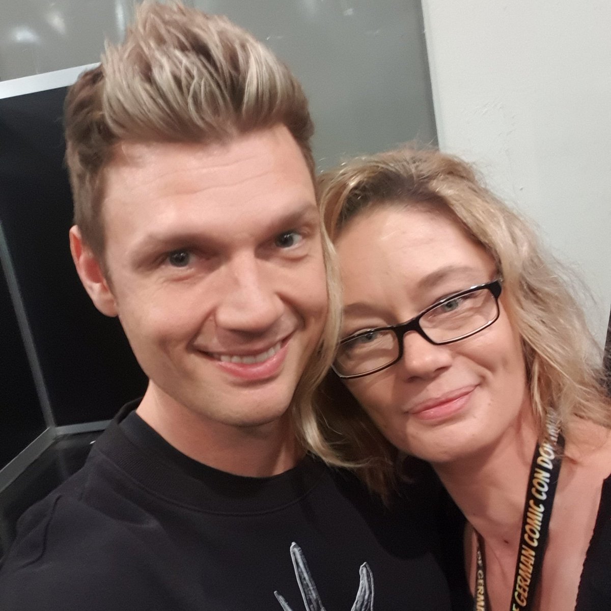 SwanLadyCy's tweet photo. Happy Birthday @nickcarter hope to give you a big hug again soon! https://t.co/0YqNAYXYcC