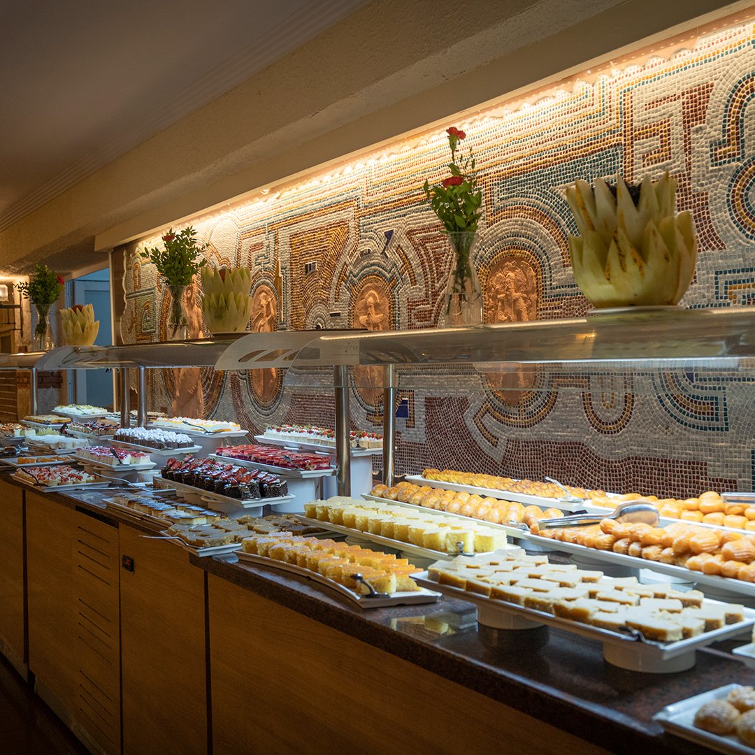 KHolidayClub's tweet photo. Eşsiz lezzetleri taçlandıracak muhteşem tatlılar...

Amazing desserts that will crown unique flavors...

#kemerholidayclub #kemer #dessert #delicious #holidayvillage #natureholiday https://t.co/8q6TeAosEO