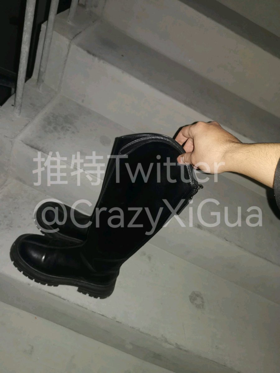 过年期间作品，小姐姐回家了，门口鞋架上眼花缭乱的几双靴子让人欲罢不能。最后选了一双黑色的，拿到楼道狠狠的保养了一番！#扫楼 #打胶 #射鞋 #扫楼打胶 https://t.co/1J81Oawp1r